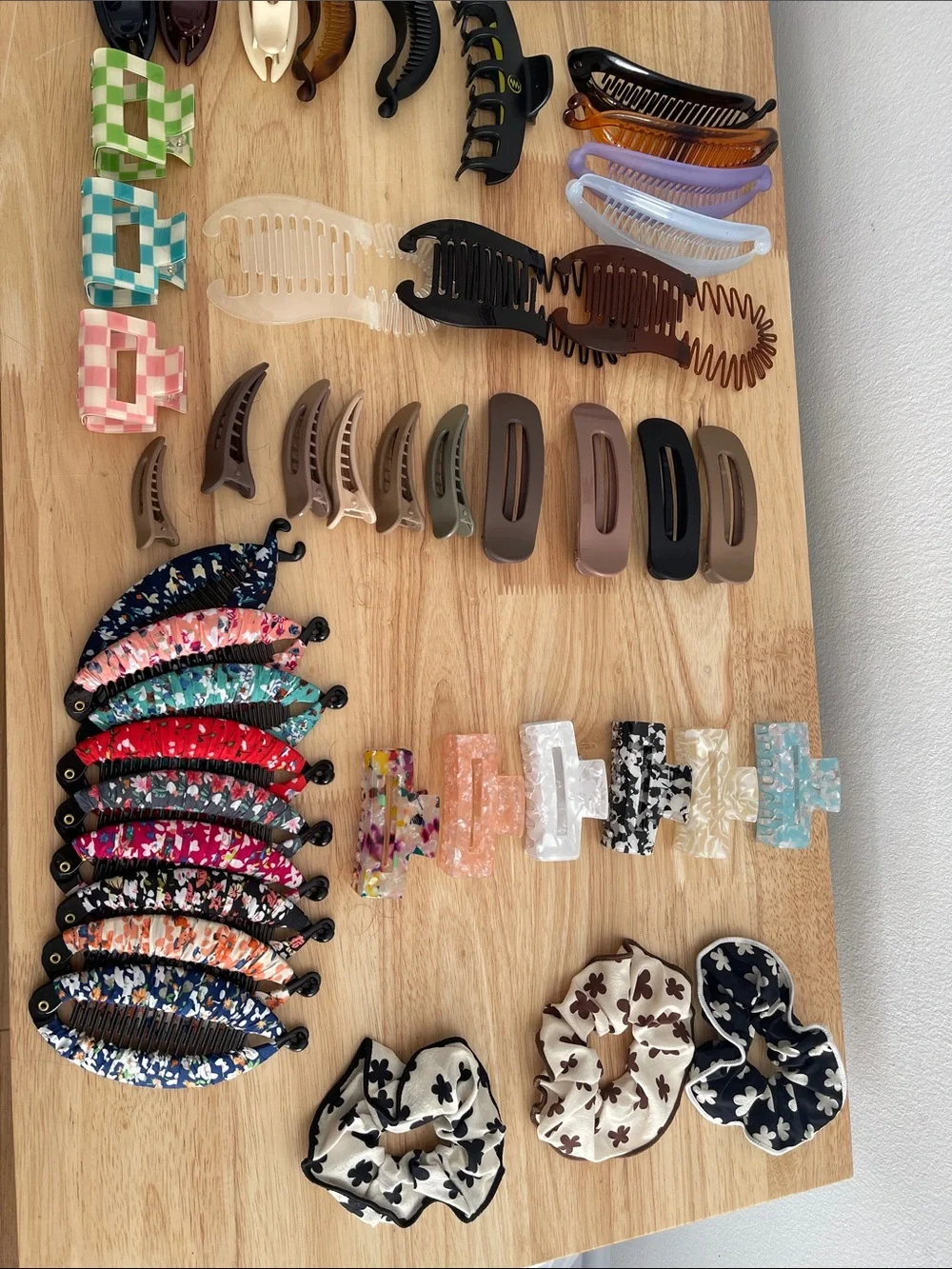 Bundle of 56 hair clips and ties